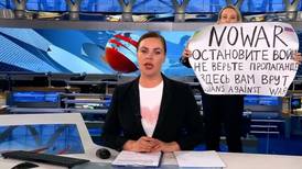 Periodista que protestó en vivo contra la guerra fue puesta en la lista de los más buscados en Rusia
