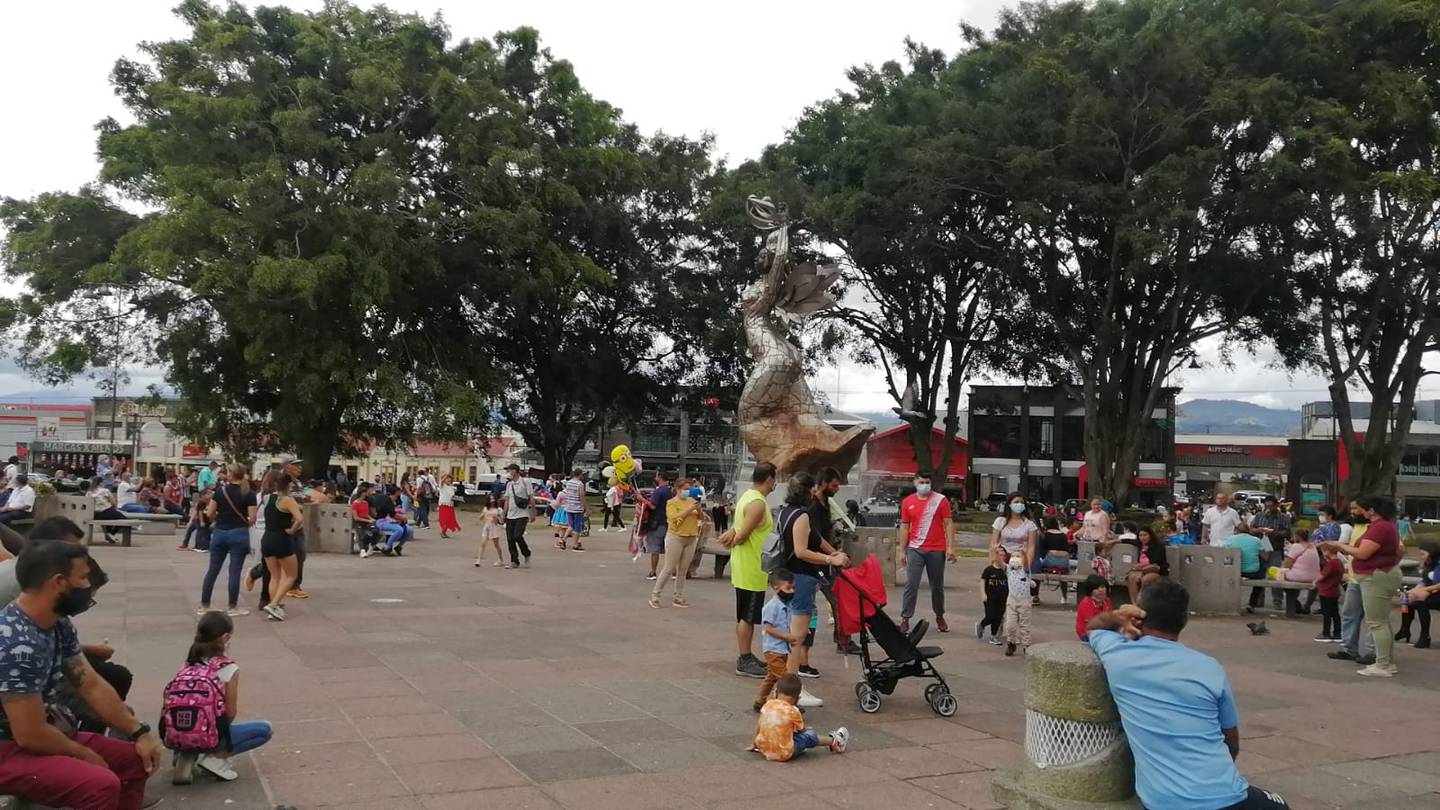 La plaza mayor de Cartago, luego de que se develó el monumento dedicado al bicentenario de la Independencia, ha sido un llenazo de gente que está feliz con la nueva cara de la plaza