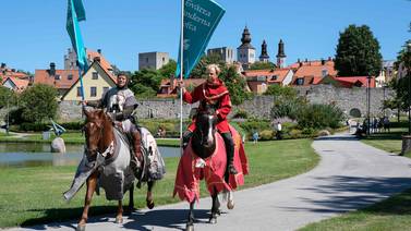 Suecia recurre a caballeros medievales para hacer respetar la distancia social