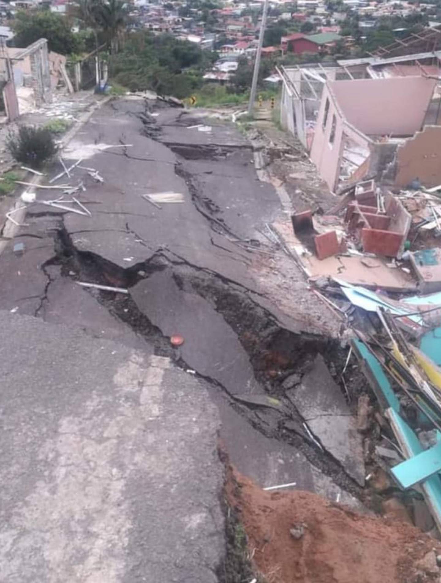 Deslizamiento causa destrucción de 27 casas en urbanización Valladolid de Desamparados. Foto cortesía.