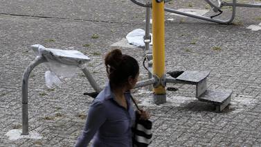 ¡Guácala! Máquinas de ejercicios en parque de Garantías Sociales están llenas de cuitas de paloma