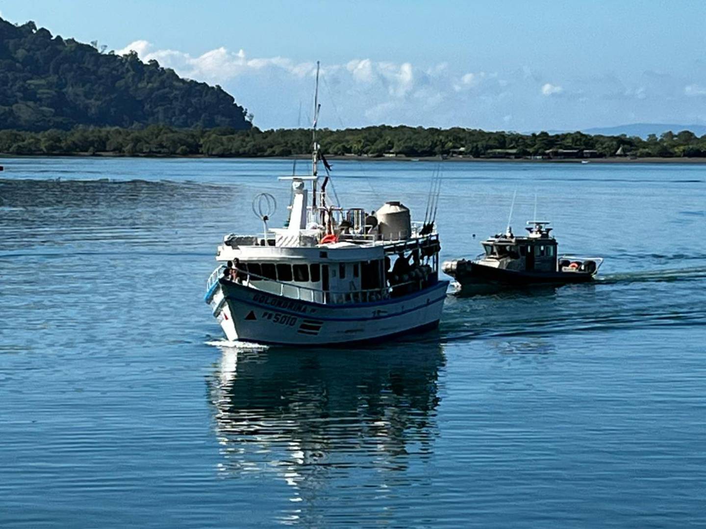 Una patrullera escoltó hasta Golfito a la embarcación Golondrina, detenida con droga en aguas del Pacífico colombiano. Foto: suministrada por Andrés Garita.