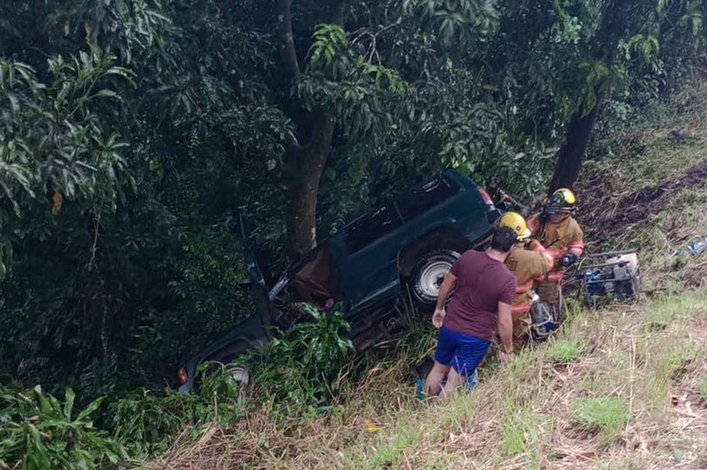 El carro fue frenado por un árbol. Foto Entérate Noticias.