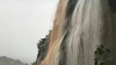 (Video) Aguaceros provocaron una catarata en la carretera a Caldera