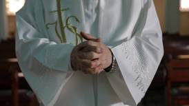 Apuesto joven deja las pasarelas para convertirse en sacerdote