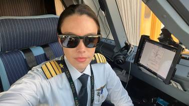 Una tica es la primera mujer piloto y capitán de una aerolínea en Pakistán