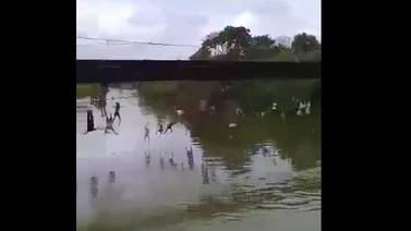 (Video) Puente colgante se desploma y caen unas 23 personas al río