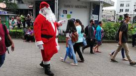 Colacho de casi dos metros les desea Feliz Navidad a los peatones en el centro de Chepe 