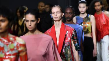 Semana de la moda en París: Desfile de modelos pobres, explotadas y endeudadas