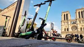 París le declara la guerra a los scooters eléctricos