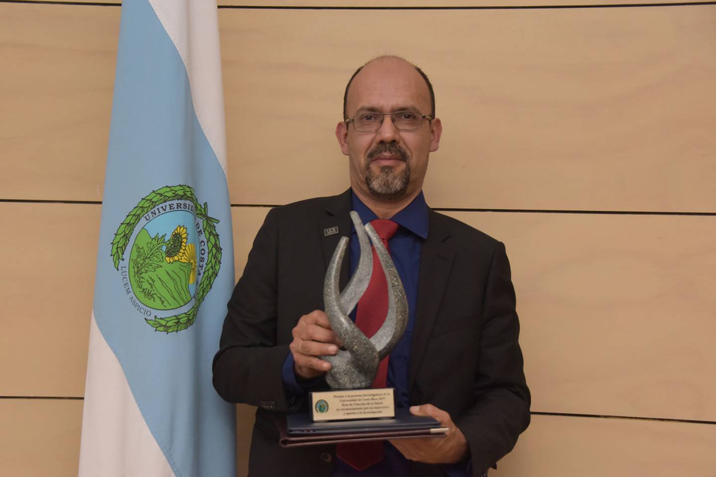 Él es el Dr. Alberto Alape Girón, director del Instituto Clodomiro Picado de la
UCR.