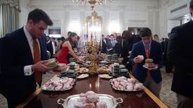 Donald Trump recibió con comida chatarra a campeones de fútbol americano universitario