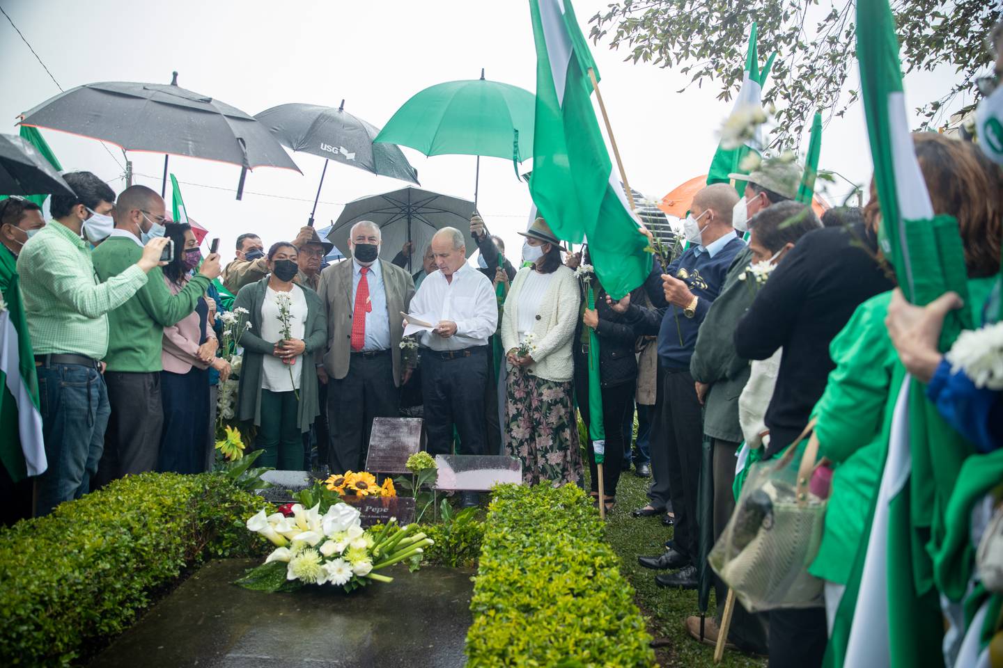 En la finca La Lucha, el 1 de diciembre del 2021, José Figueres Olsen, siendo candidato presidencial del PLN, rindió homenaje floral a la tumba de su papá, José Figueres Ferrer, en el Día Nacional de la Abolición del Ejército