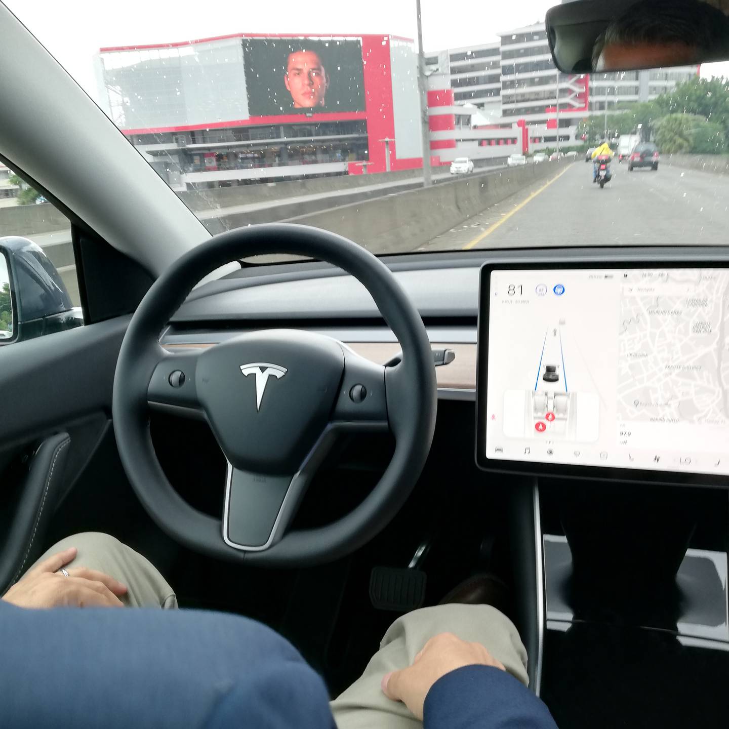 Los autos Tesla ya están en el país; no tiene un 100% de autonomía, pero sí se manejan solos en pista y circunvalación al activar el piloto automático