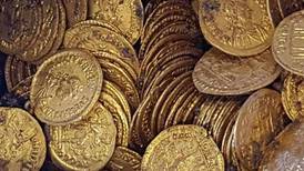 Albañiles descubren tesoro de monedas de oro en casa vieja