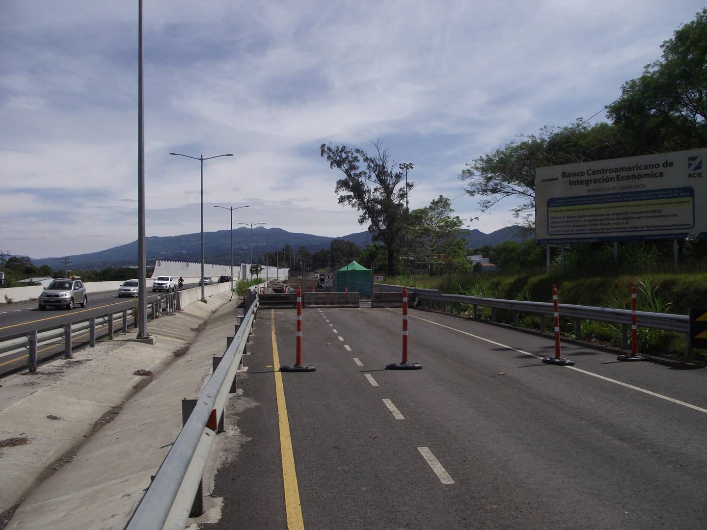 Los actuales trabajos de demolición que se hacen en el puente sobre el río Virilla, sobre la ruta 32, popularmente conocido como puente del Saprissa, van a seguir