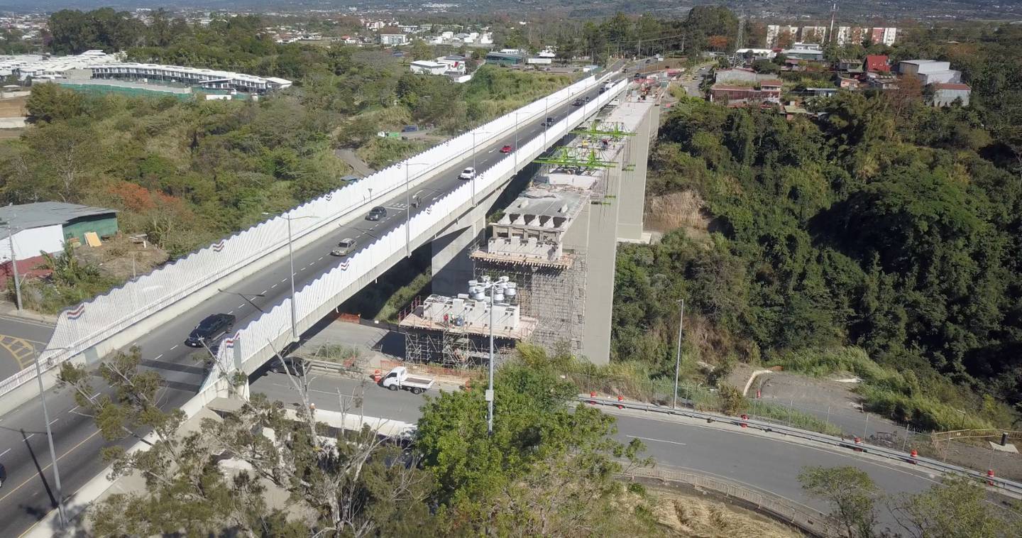 Los trabajos que se le hacen al puente sobre el río Virilla, conocido como puente del Saprissa, están bien avanzados y su finalización ya entró en la saprihora, o sea, en los tiempos finales ya que solo falta el 30%.