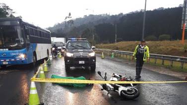 Motociclista muere atropellado por conductor de carro que se bajó, lo vio y se dio a la fuga