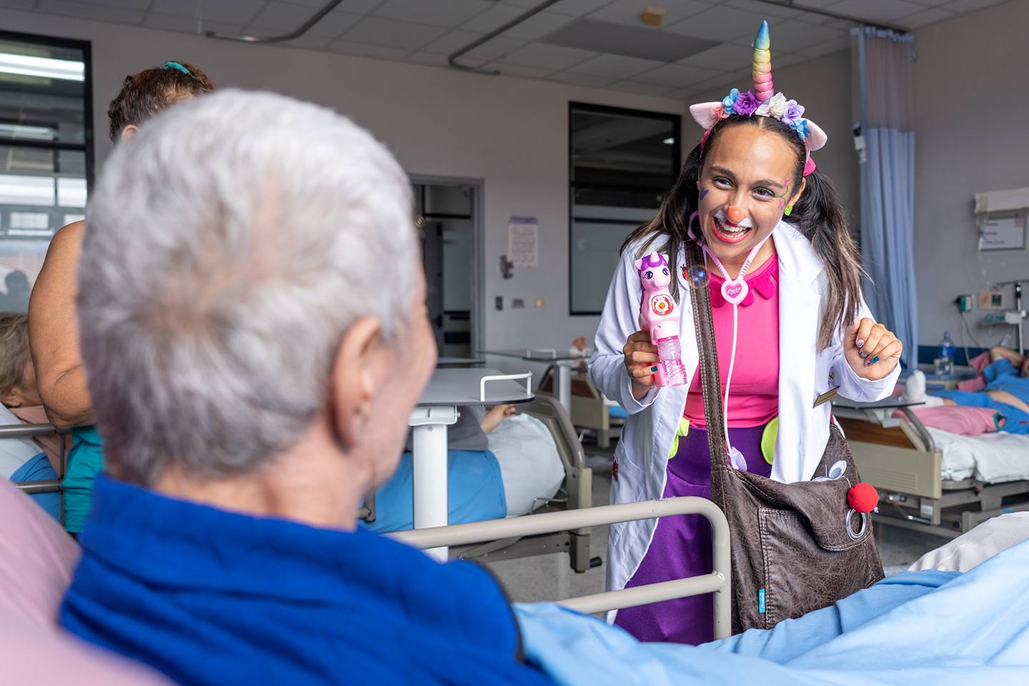 Doctores payasos curan a los pacientes de los hospitales con humor y amor