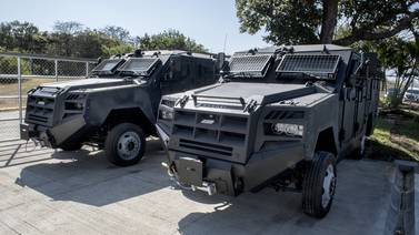 Embajada estadounidense da empujón a polis ticos regalando cuatro chuzos de carros