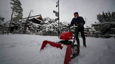 Tormentas de nieve y frío paralizan a Japón