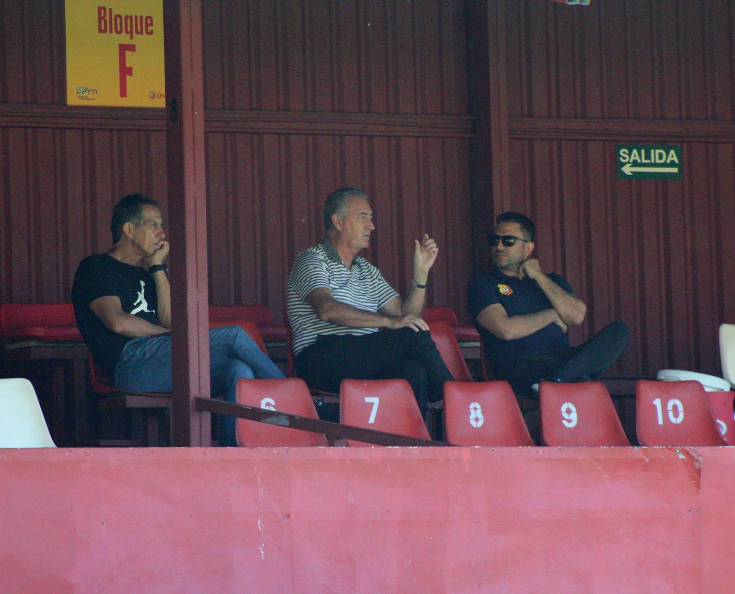 Gustavo Alfaro en el estadio Carlos Alvarado