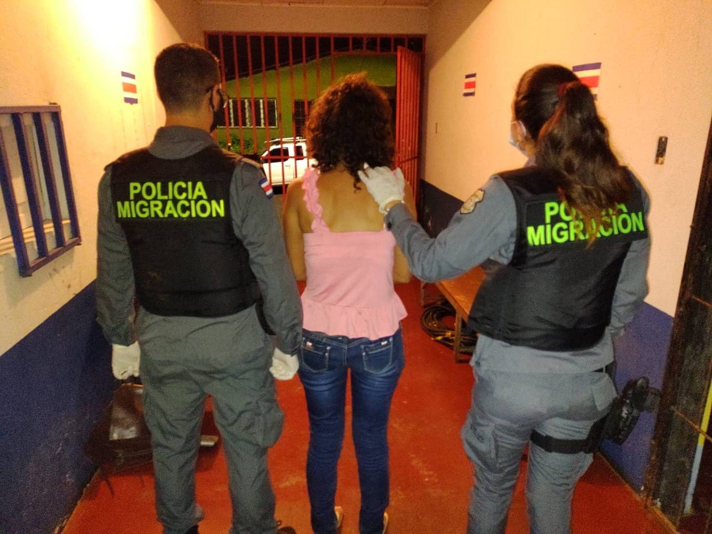 Detienen a mujer apellidada Urbina sospechosa de tratar de prostituir a dos jóvenes de 15 años en Los Chiles. Foto Migración.