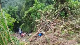 Video: Confirman tres fallecidos en bus arrastrado por deslizamiento en Cambronero