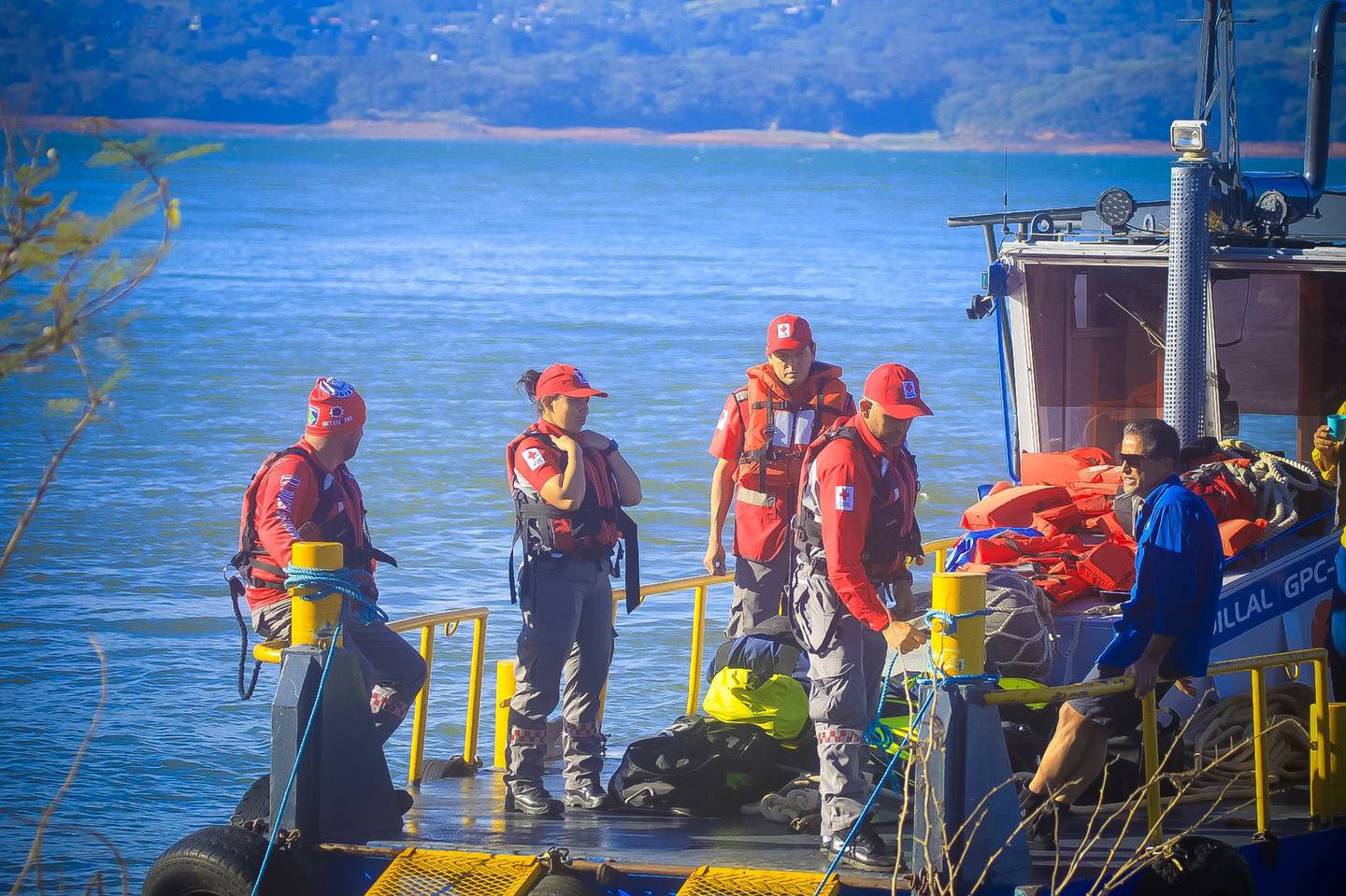 25 socorristas y un equipo de buzos participaron en las labores de búsqueda en el lago Arenal.