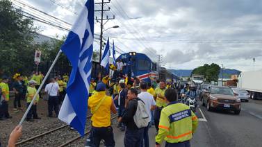 Manifestantes atrasaron servicios del tren en la mañana