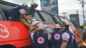 Bus de Alajuela terminó metido en una cuneta