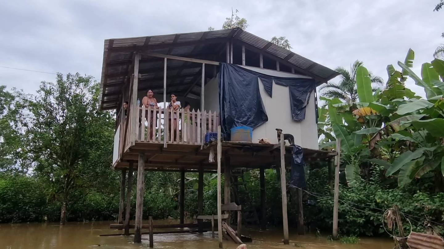 Cristina Aguilar García, vecina de Cureña, contó que la inundación subió tanto que alcanzó a meterse a su casa que es de alto. Foto Edgar Chinchilla.