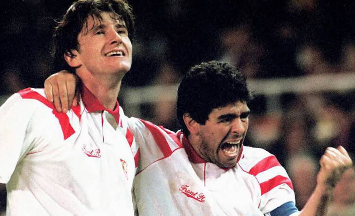 Diego Maradona y Davon Suker, cuando eran compañeros en el Sevilla. GDA.