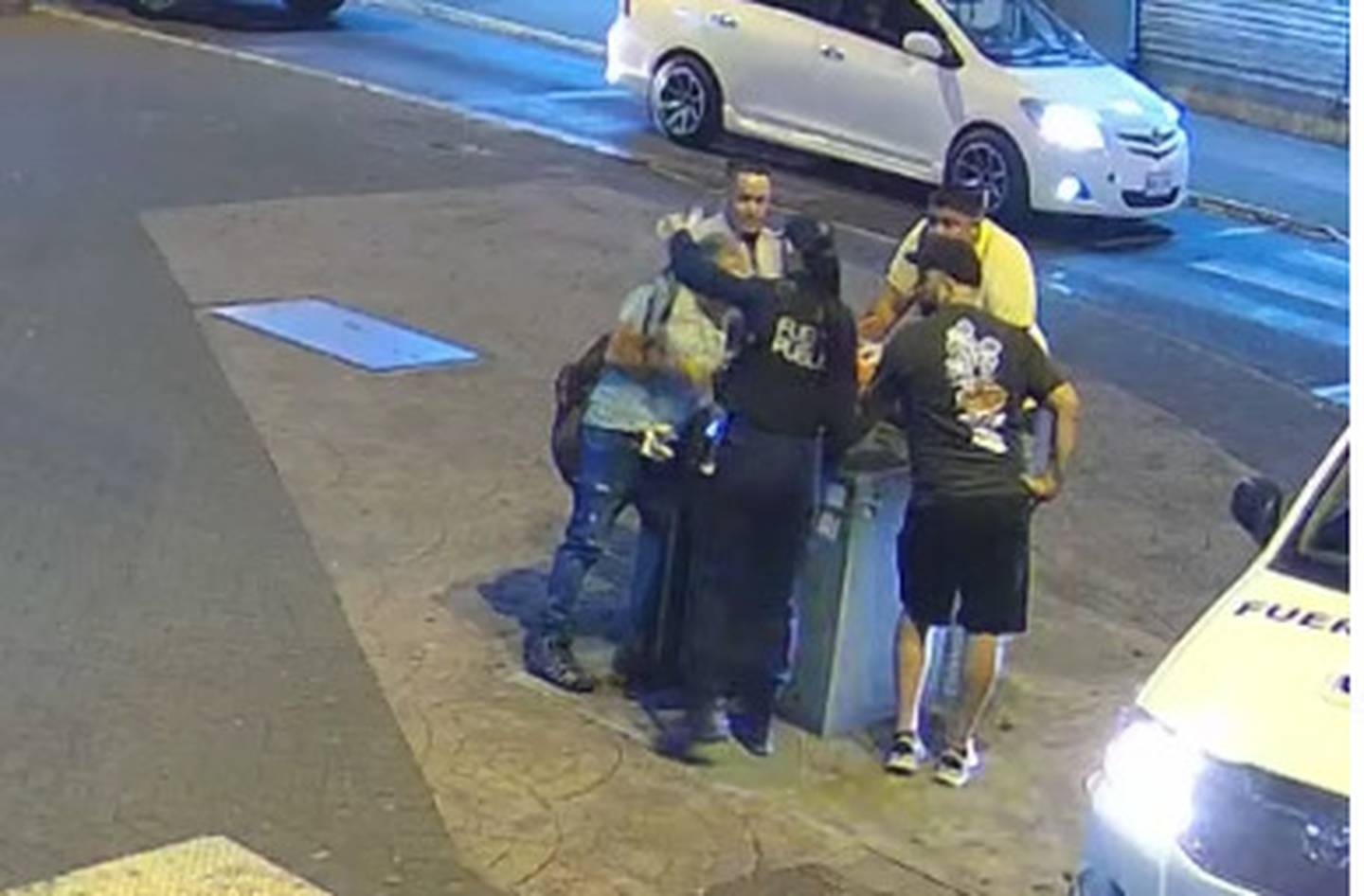 policía bañó a hombre con cerveza por tomar en la calle