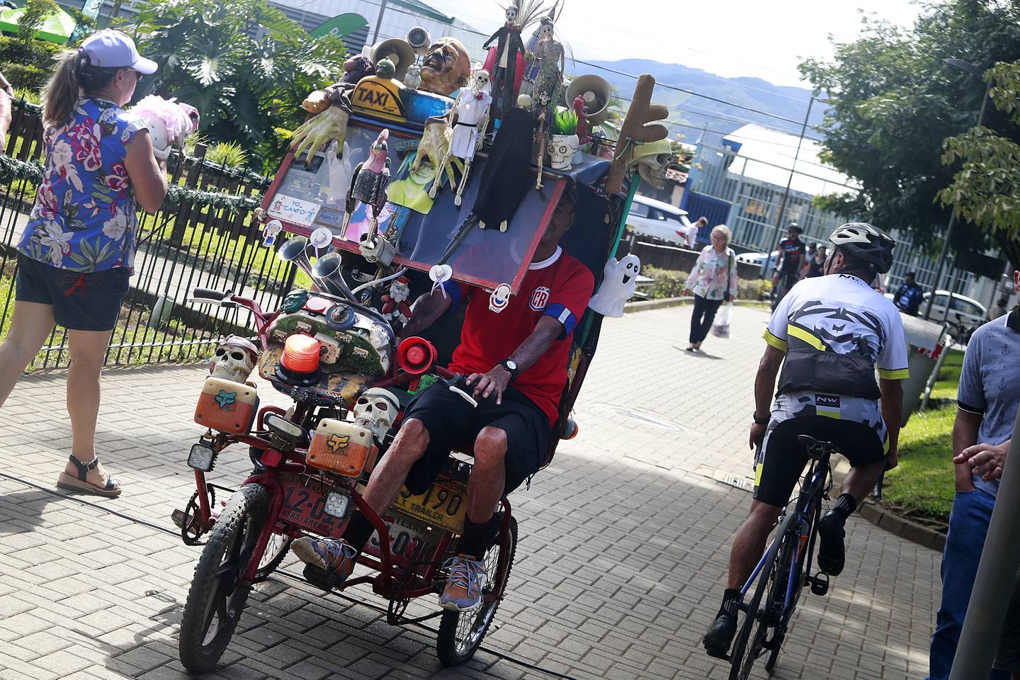 Dagoberto Solano es el dueño de una colorida bicicleta, a la que llama "Betty la fea".