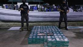 Sorprenden a dos colombianos que viajaban en lancha rápida con 431 kilos de cocaína 