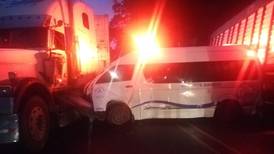Choque entre ambulancia y dos furgones deja tres personas heridas 