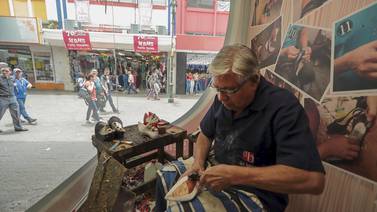 Zapatero mostrará su arte desde  vitrina de tienda La Gloria 