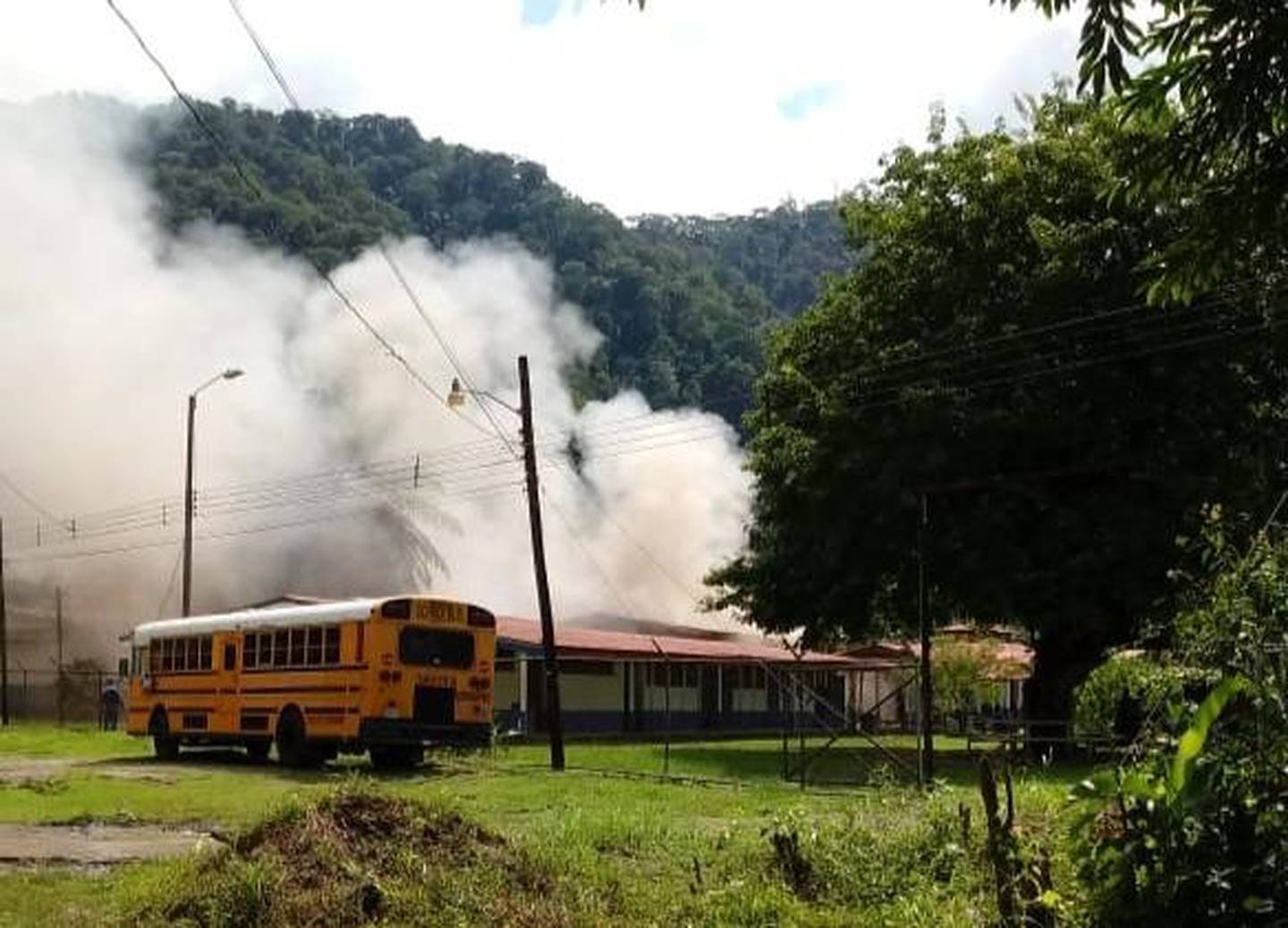 Incendio en colegio de Golfito. Foto Bomberos