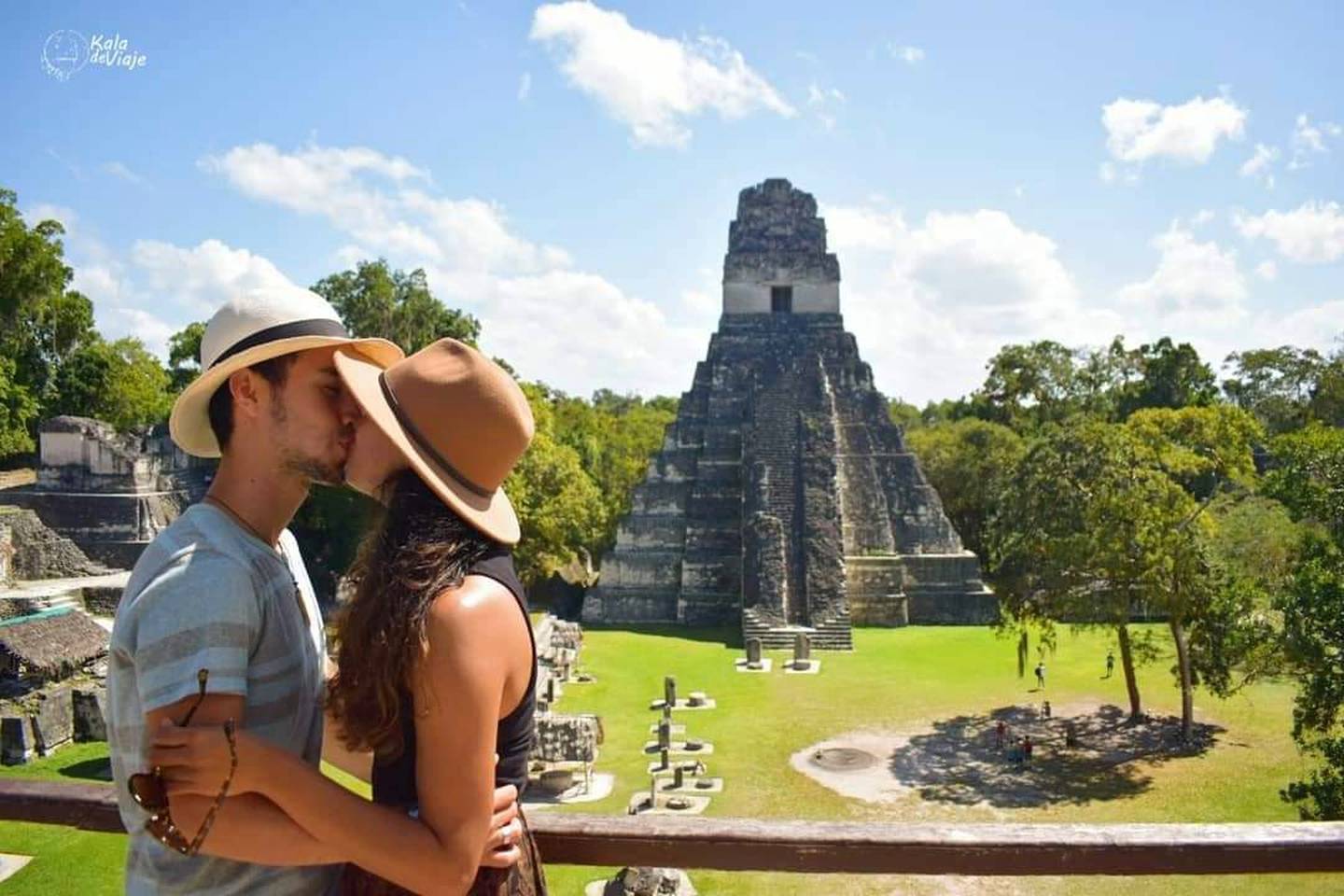 Katherine Rojas Solano y Johnny Corella Pérez, es un matrimonio sancarleño que sueña con llegar en una Kombi a Alaska. En la foto se besan en Tikal, Guatemala