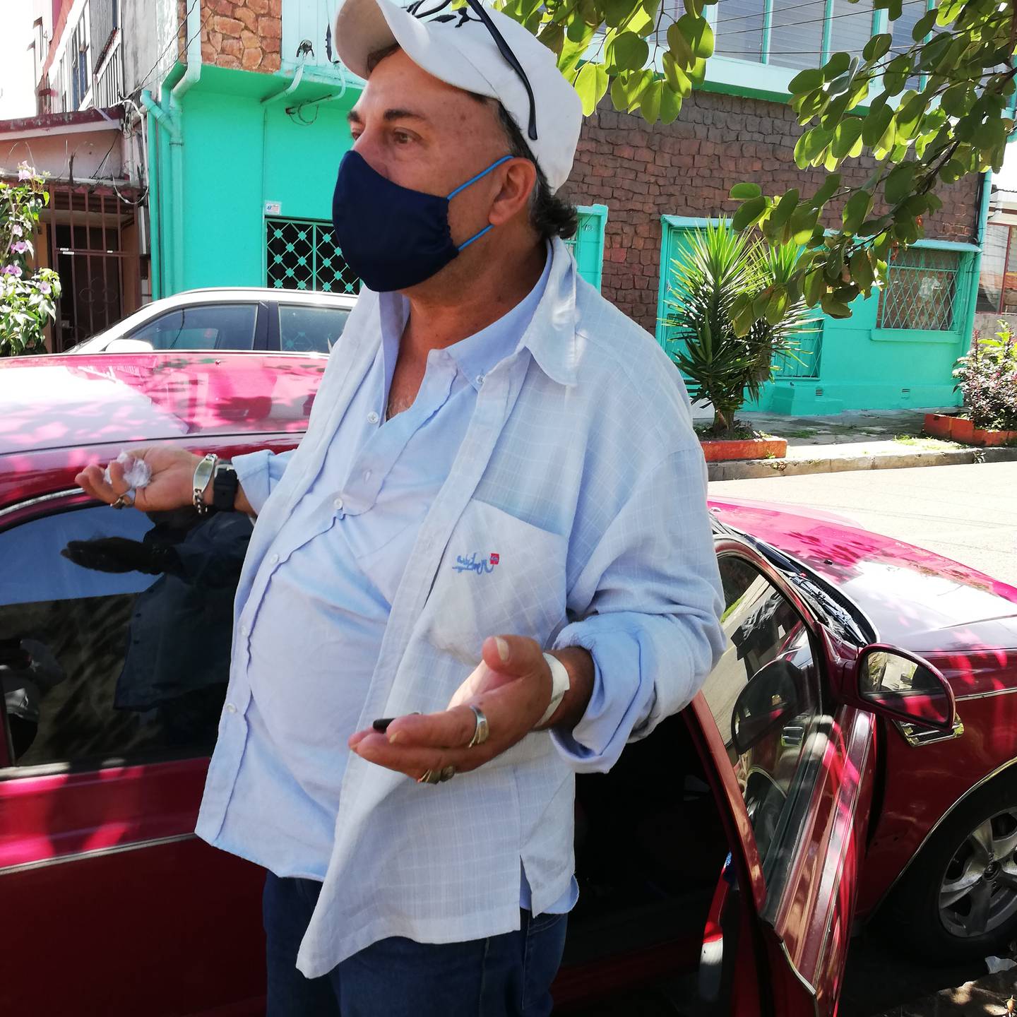 Eduardo Vega Ávila, ahora vecino de ningún lado, con 60 años, hipertenso y quien tiene dos meses de vivir en su carro varado en barrio Vasconia de San José.