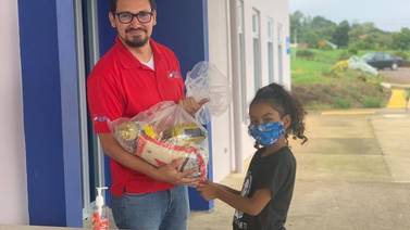 Hija de exgoleador de Alajuelense vende helados para donar luego diarios
