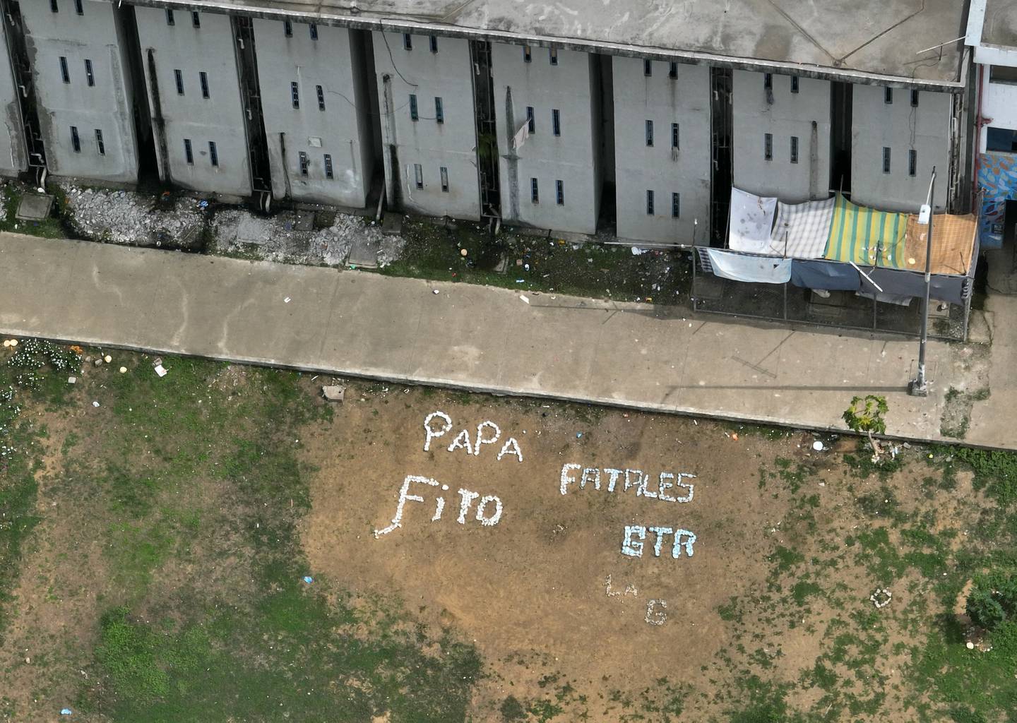 Vista aérea que muestra mensajes sobre la banda criminal Adolfo "Fito" Macías, escritos por reclusos de la prisión Regional 8 de Guayaquil, Ecuador, un día después de que la Policía Nacional y las Fuerzas Armadas realizaran un operativo conjunto de seguridad en el instalaciones.