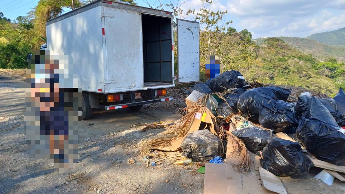 El OIJ detuvo a tres hombres por tirar basura en la orlllla de la carretera en Jacó