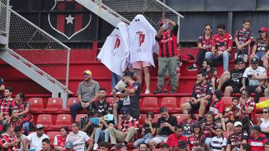 Alajuelense toma medidas por caso de aficionados vestidos de fantasmas que llegaron al estadio