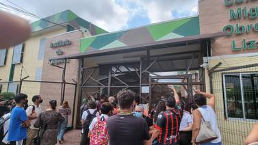 Pleito por plazoleta en Instituto de Alajuela terminó con 23 estudiantes en el hospital 