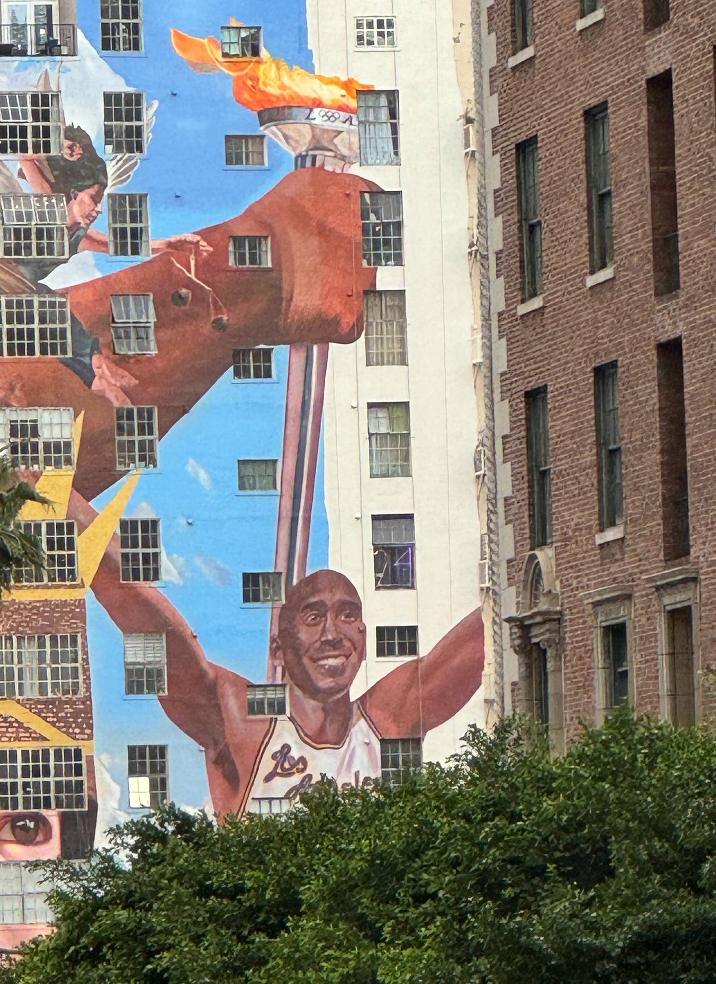 Un mural de Kobe Bryant está en el lado oeste del hotel adonde se hospeda la Selección de Costa Rica. Foto: Sergio Alvarado