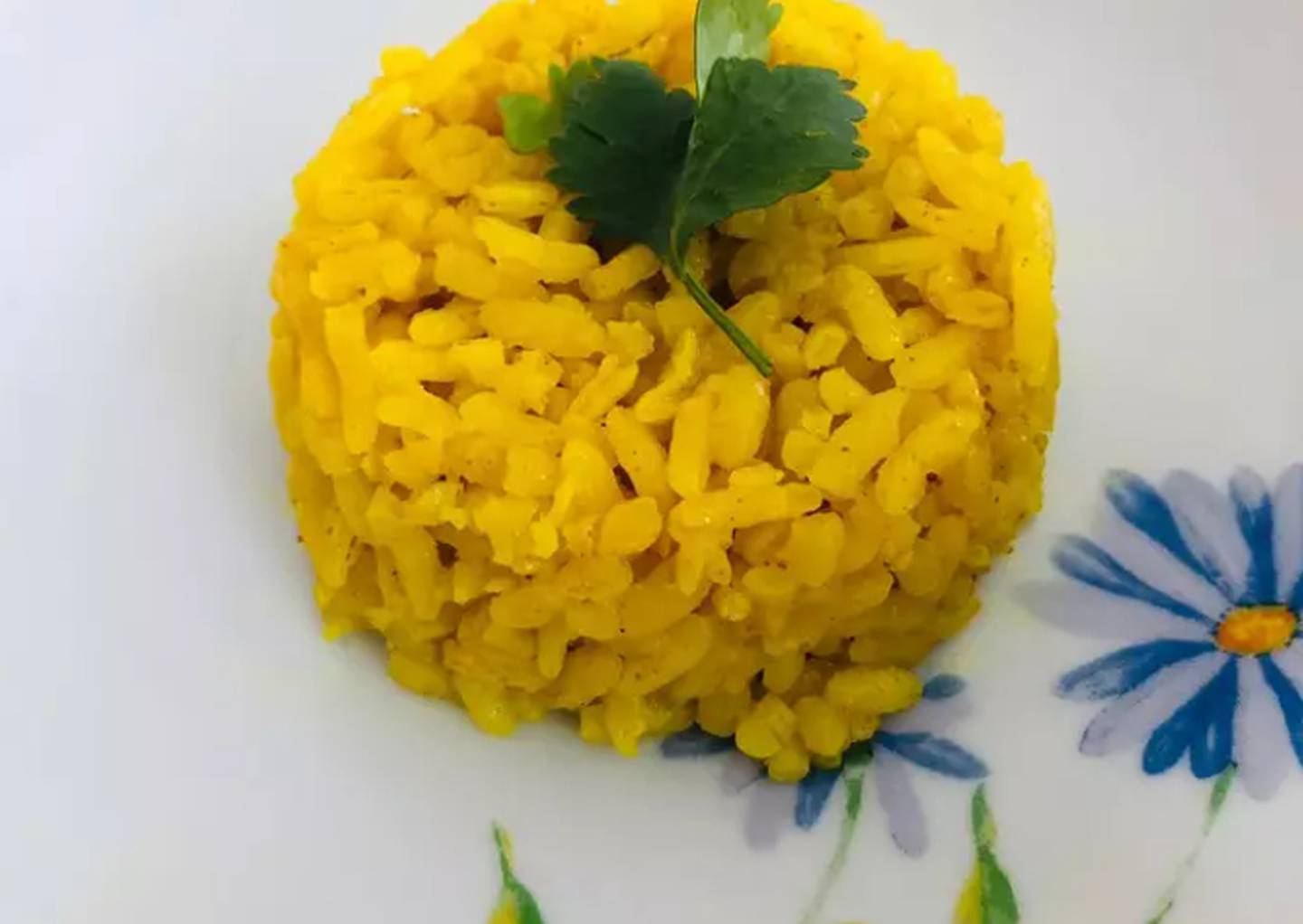 La cúrcuma sirve para condimentar arroz y le da un color y un sabor únicos.