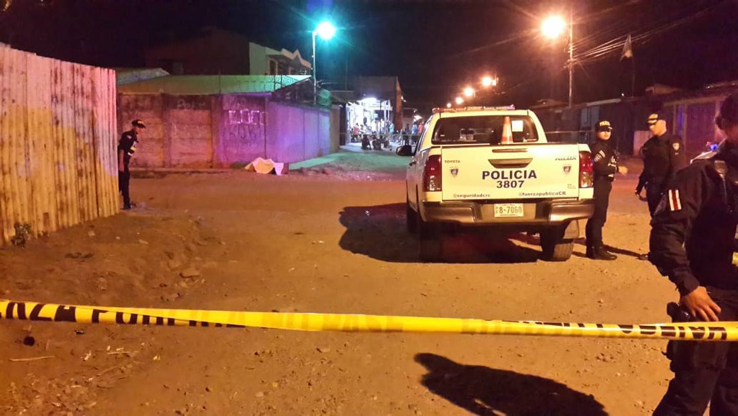 Gatilleros asesinan a joven de 22 años en Barranca. Foto Andrés Garita.