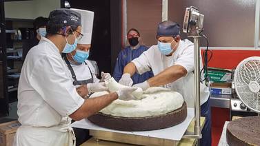 Chef Óscar Castro pretende batir récord Guinness de la galleta Oreo más grande